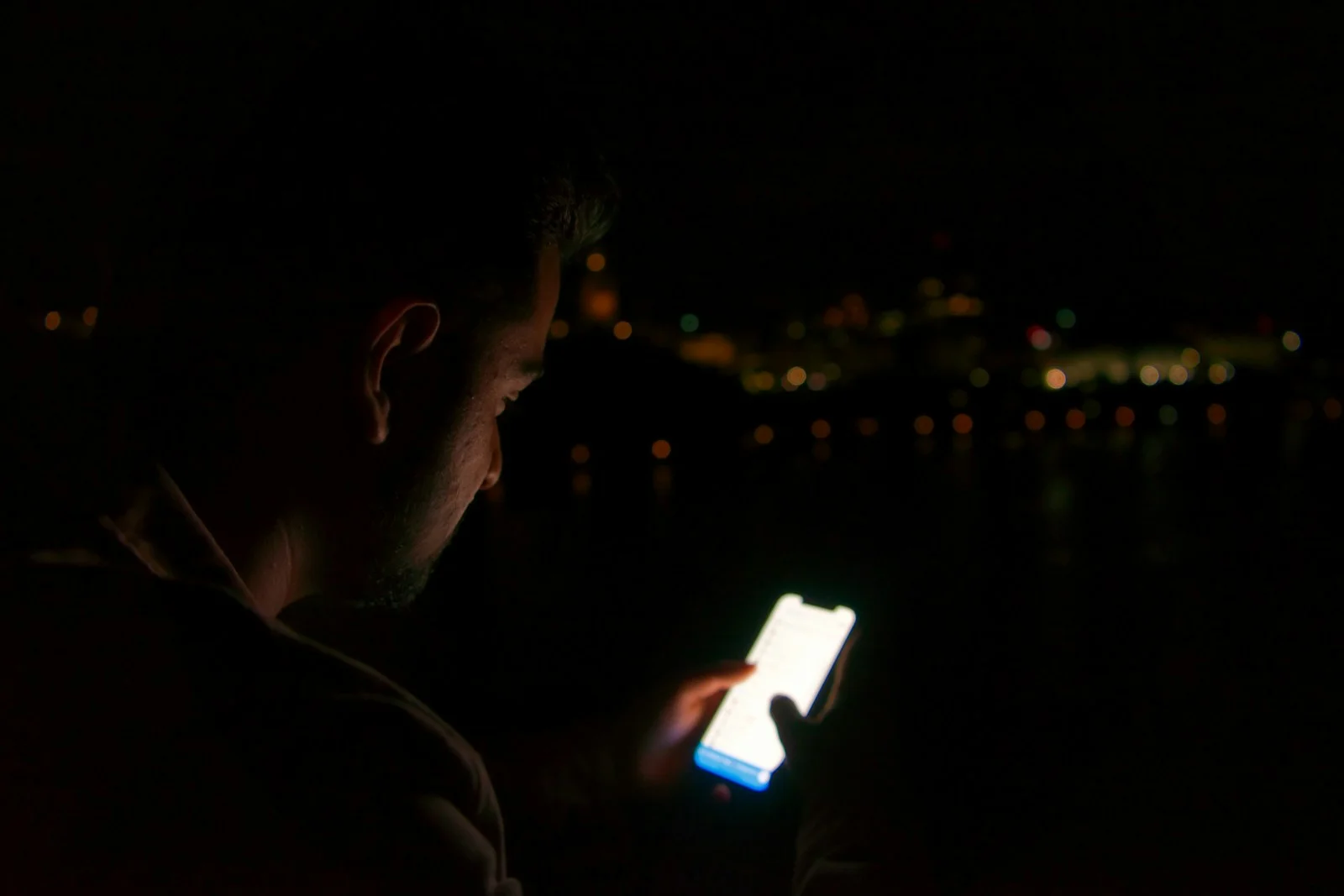 Un smartphone affichant des applications de réseaux sociaux