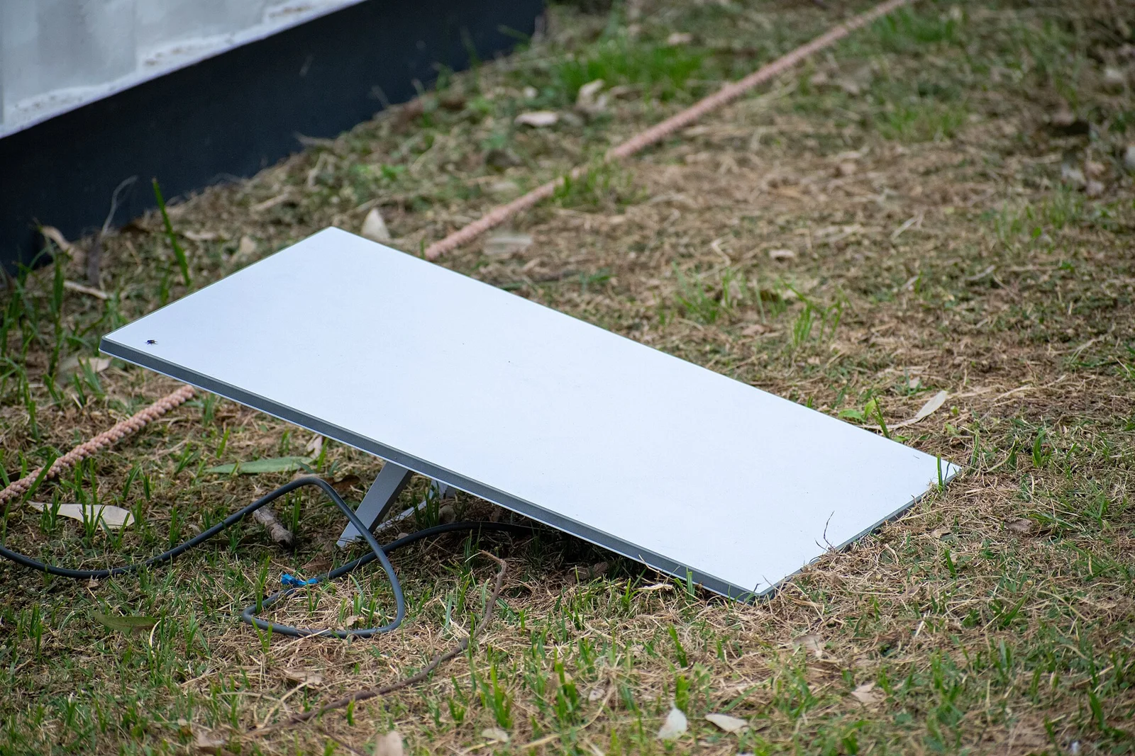 Antenne de reception Starlink installee en exterieur