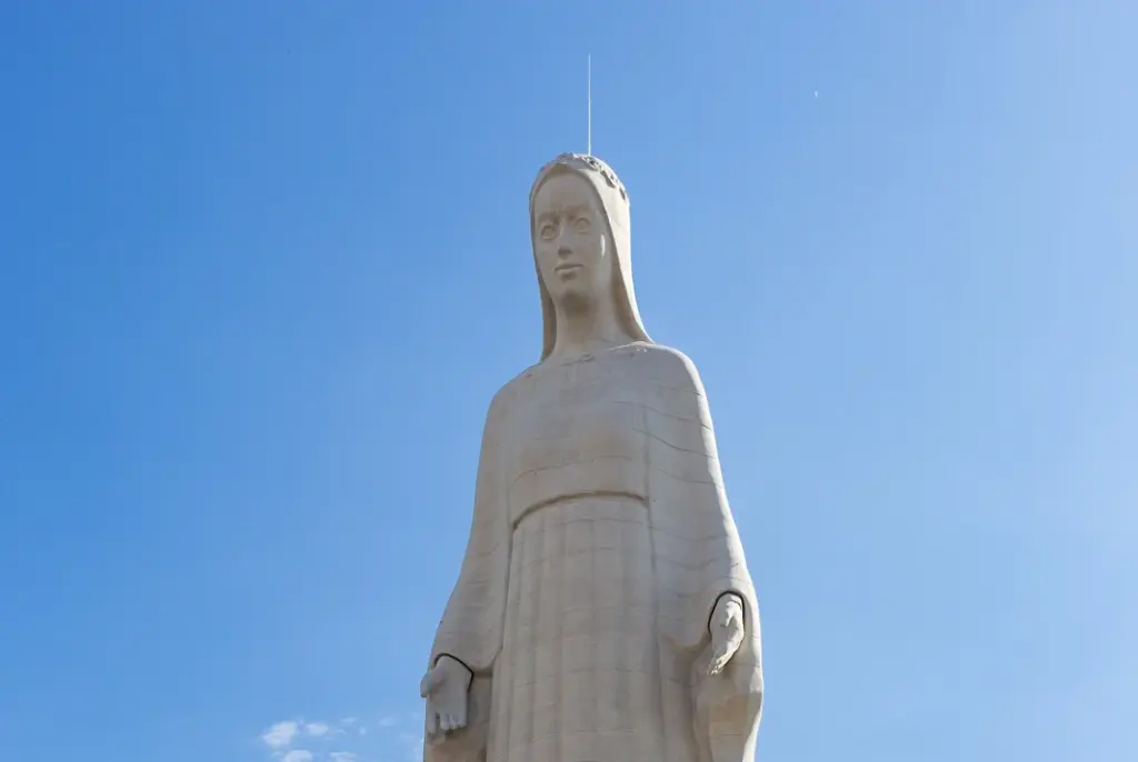 La statue de Notre-Dame de la Misericorde a Konotopie, en Pologne, la plus haute statue mariale d Europe