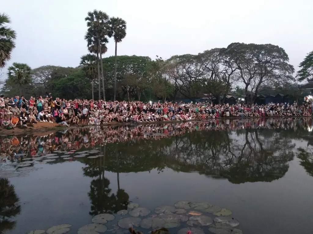 Foule de touristes attendant le lever du soleil devant Angkor Vat, site inscrit au patrimoine mondial de l'Unesco