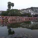 Foule de touristes attendant le lever du soleil devant Angkor Vat, site inscrit au patrimoine mondial de l'Unesco