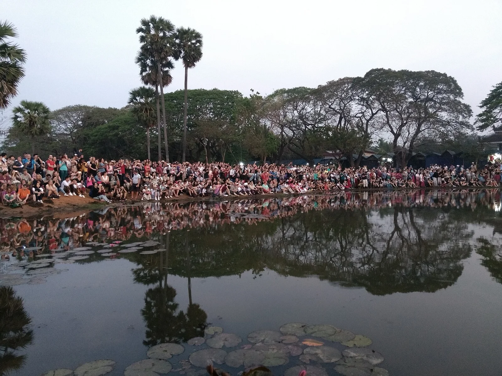 Foule de touristes attendant le lever du soleil devant Angkor Vat, site inscrit au patrimoine mondial de l'Unesco