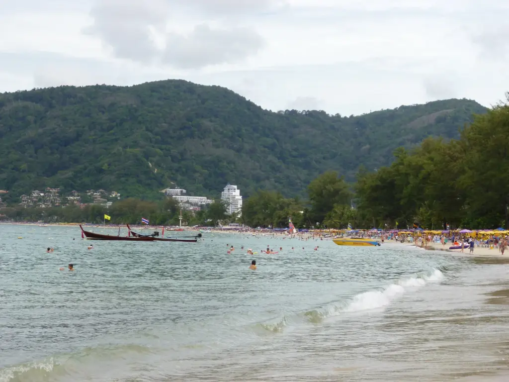 Vue de la plage de Patong, sur l'île de Phuket, en Thaïlande