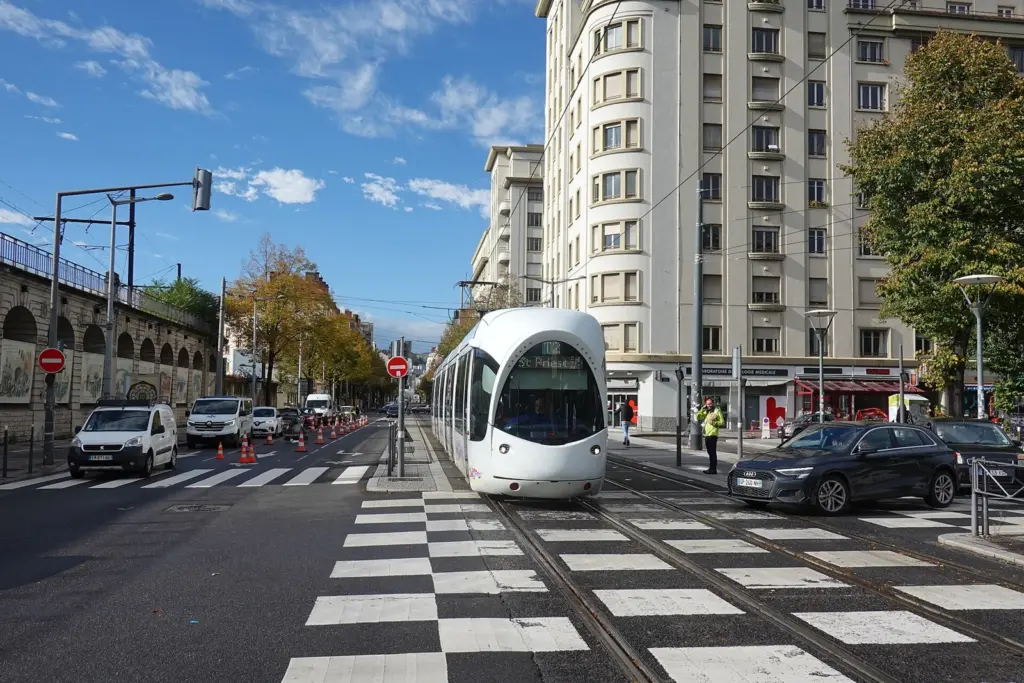 Rame du tramway T2 à la station Jean Macé, à Lyon