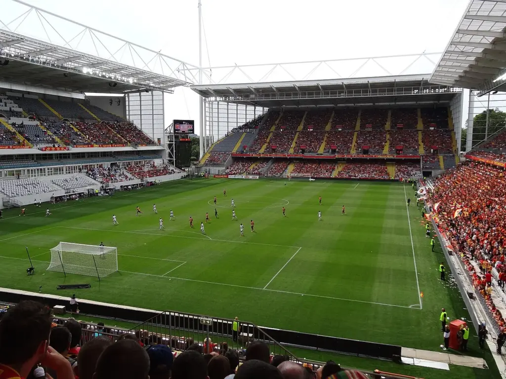 Le stade Bollaert-Delelis de Lens pendant un match, tribunes garnies de supporters du RC Lens
