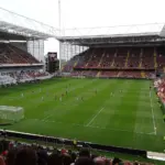Le stade Bollaert-Delelis de Lens pendant un match, tribunes garnies de supporters du RC Lens