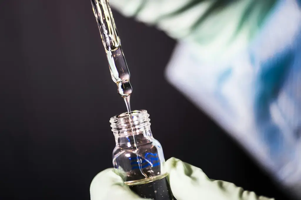 Technicienne de laboratoire prélevant un échantillon à la pipette, illustration
