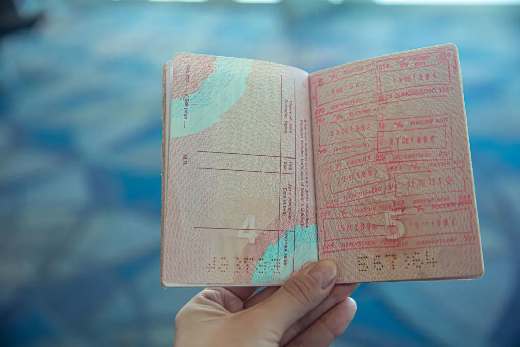 Passeport ouvert avec tampons de voyage, illustration visa Etats-Unis