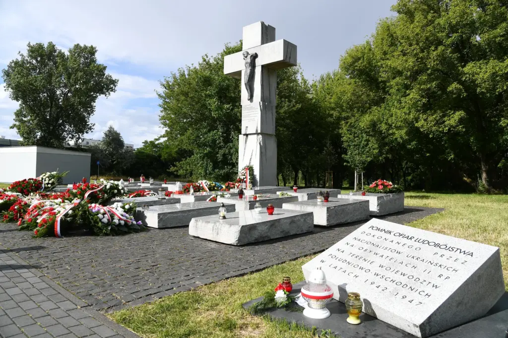 Monument dédié aux victimes des massacres de Volhynie, square Wołyński à Varsovie