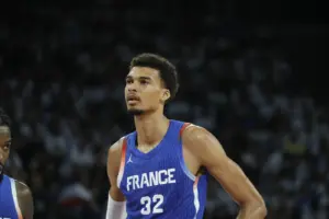 Lire la suite à propos de l’article Victor Wembanyama : les Bleus écrasent la Slovénie à Bercy (92-67)