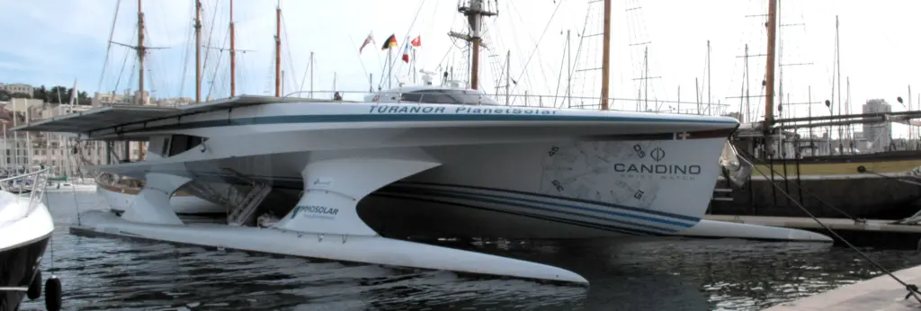 Le catamaran solaire Tûranor PlanetSolar amarré dans le Vieux-Port de Marseille, image d'illustration du concept de navigation à énergie solaire