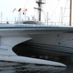 Le catamaran solaire Tûranor PlanetSolar amarré dans le Vieux-Port de Marseille, image d'illustration du concept de navigation à énergie solaire