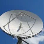 Antenne parabolique radar ciel