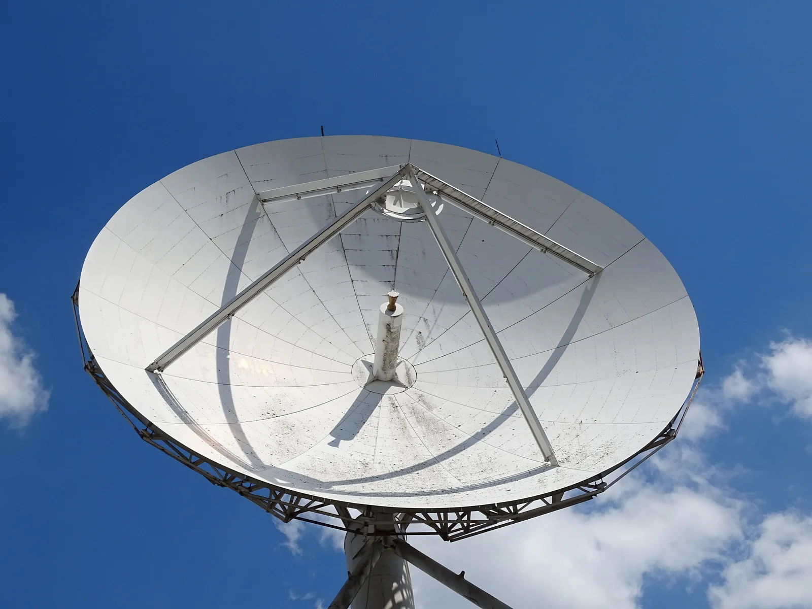 Antenne parabolique radar ciel