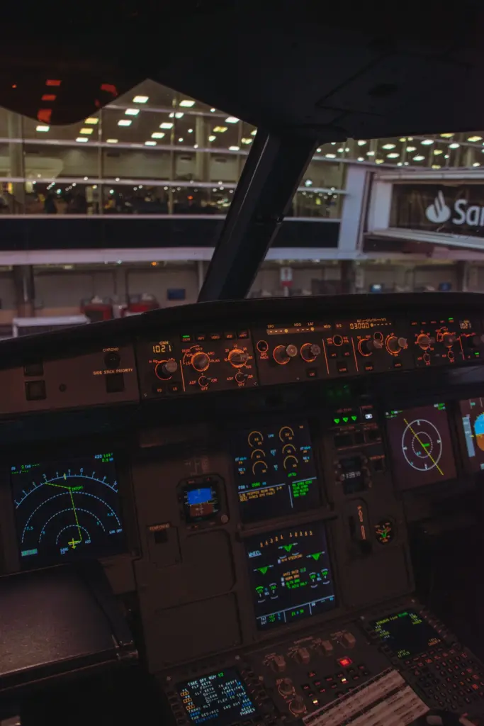 Cockpit d'avion avec commandes illuminees