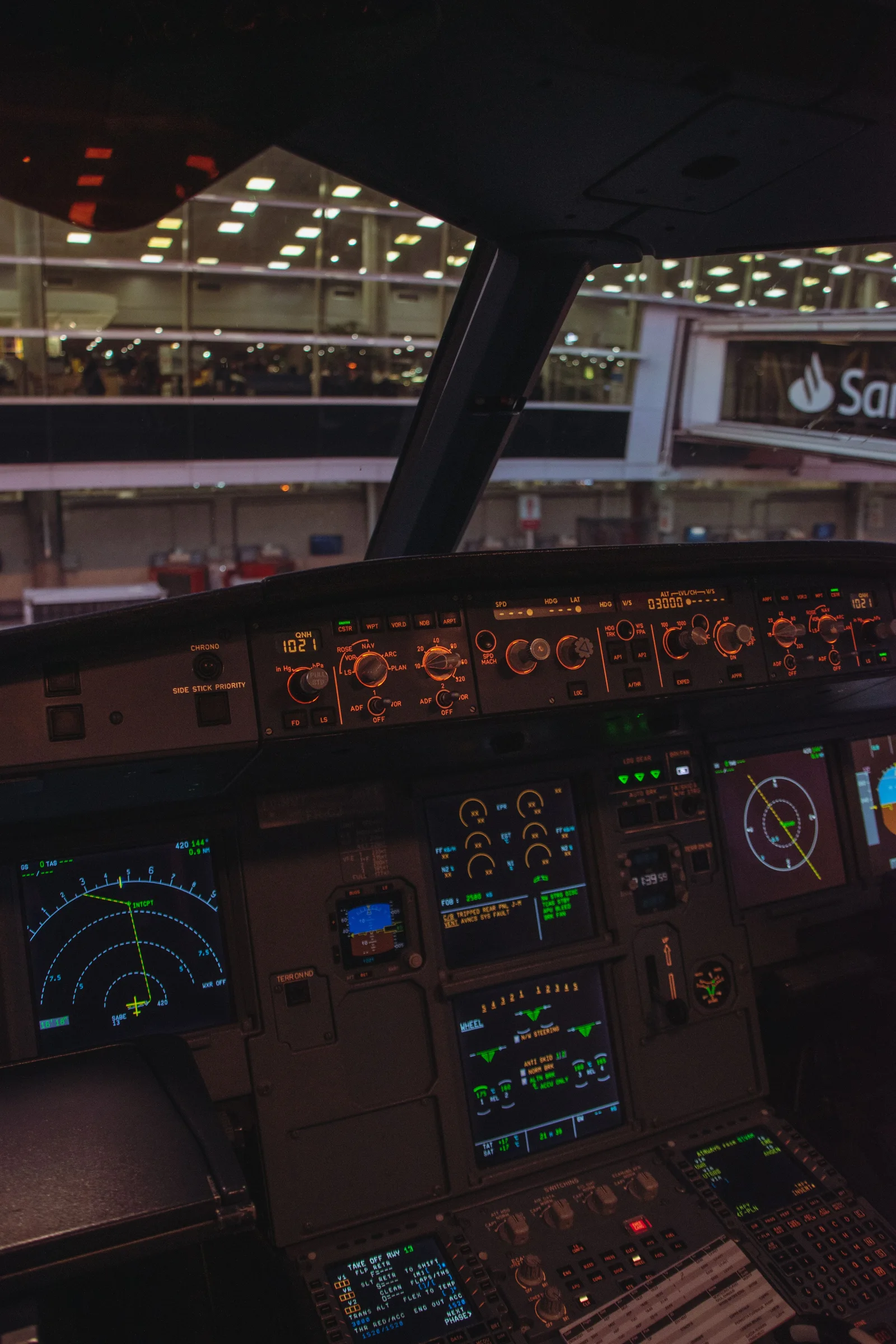 Cockpit d'avion avec commandes illuminees