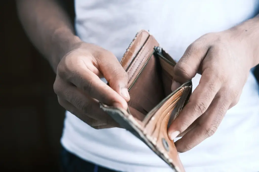 Mains tenant un portefeuille vide