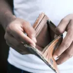Mains tenant un portefeuille vide