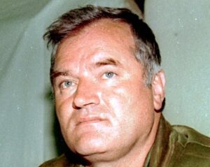 Lire la suite à propos de l’article Belgrade : des milliers de partisans de Ratko Mladic assistent à ses obsèques