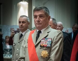 Lire la suite à propos de l’article Légions d’honneur suspectes : le général Puga entendu