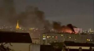 Lire la suite à propos de l’article Incendie à Paris : des mortiers explosent pendant un spectaculaire feu d’appartement dans le XXe