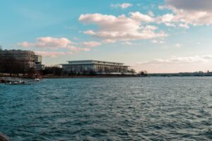 Lire la suite à propos de l’article Kennedy Center : des photos semblent accréditer l’hypothèse d’une démolition