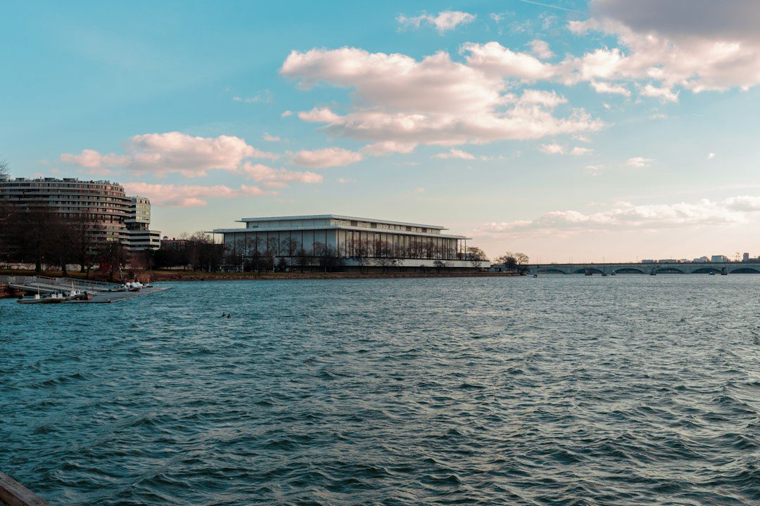 Le John F. Kennedy Center for the Performing Arts vu depuis le fleuve Potomac à Washington