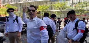 Lire la suite à propos de l’article New York : un groupe nazi s’en prend à la marche anti-musulmane de Jake Lang