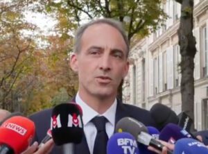 Lire la suite à propos de l’article Réunion à l’Élysée : Glucksmann éstime que l’Europe est confrontée à “une situation de guerre hybride”