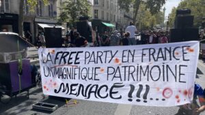 Lire la suite à propos de l’article Techno Parade à Paris : le retour du défilé se transforme en mobilisation contre la loi RIPOST