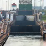 Navire porte-conteneurs franchissant les écluses du canal de Panama