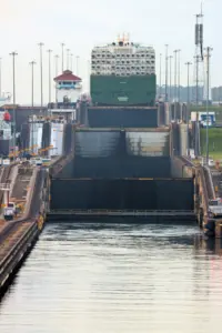 Lire la suite à propos de l’article Canal de Panama : la sécheresse resserre le trafic maritime mondial