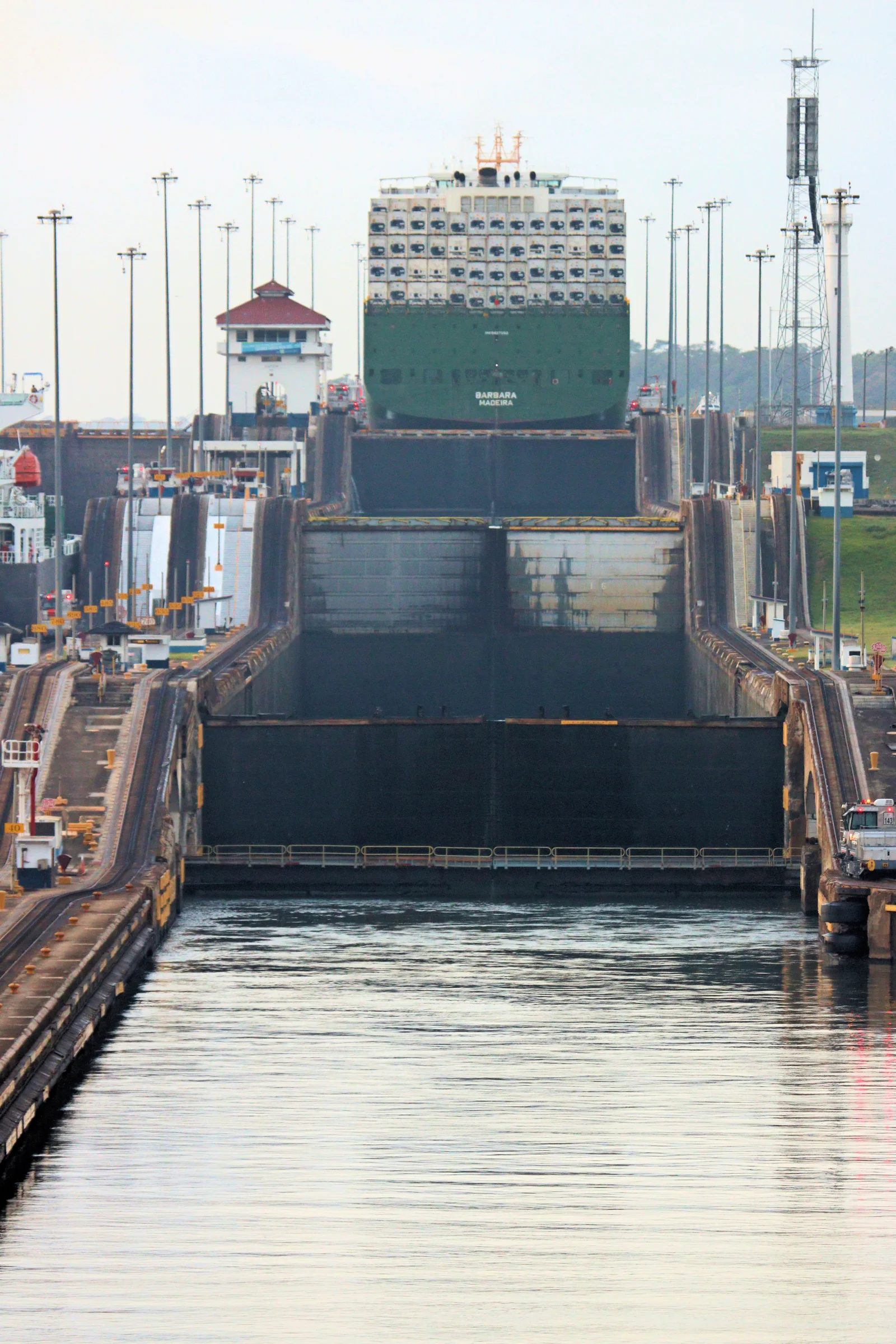 Navire porte-conteneurs franchissant les écluses du canal de Panama