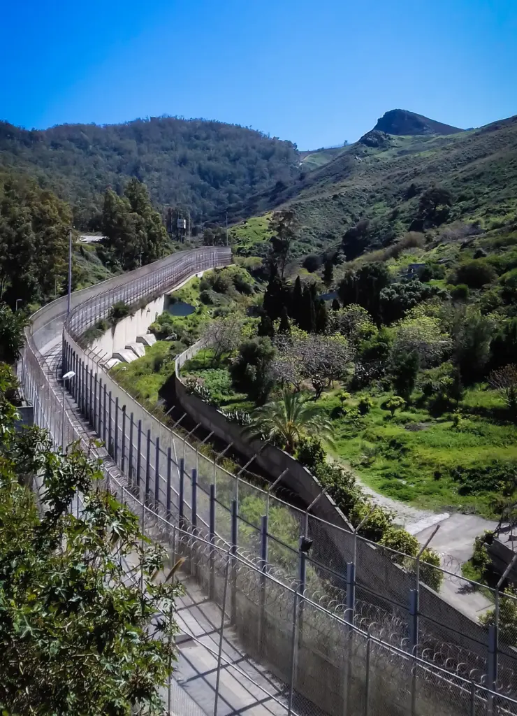 La cloture frontaliere entre le Maroc et l'enclave espagnole de Ceuta