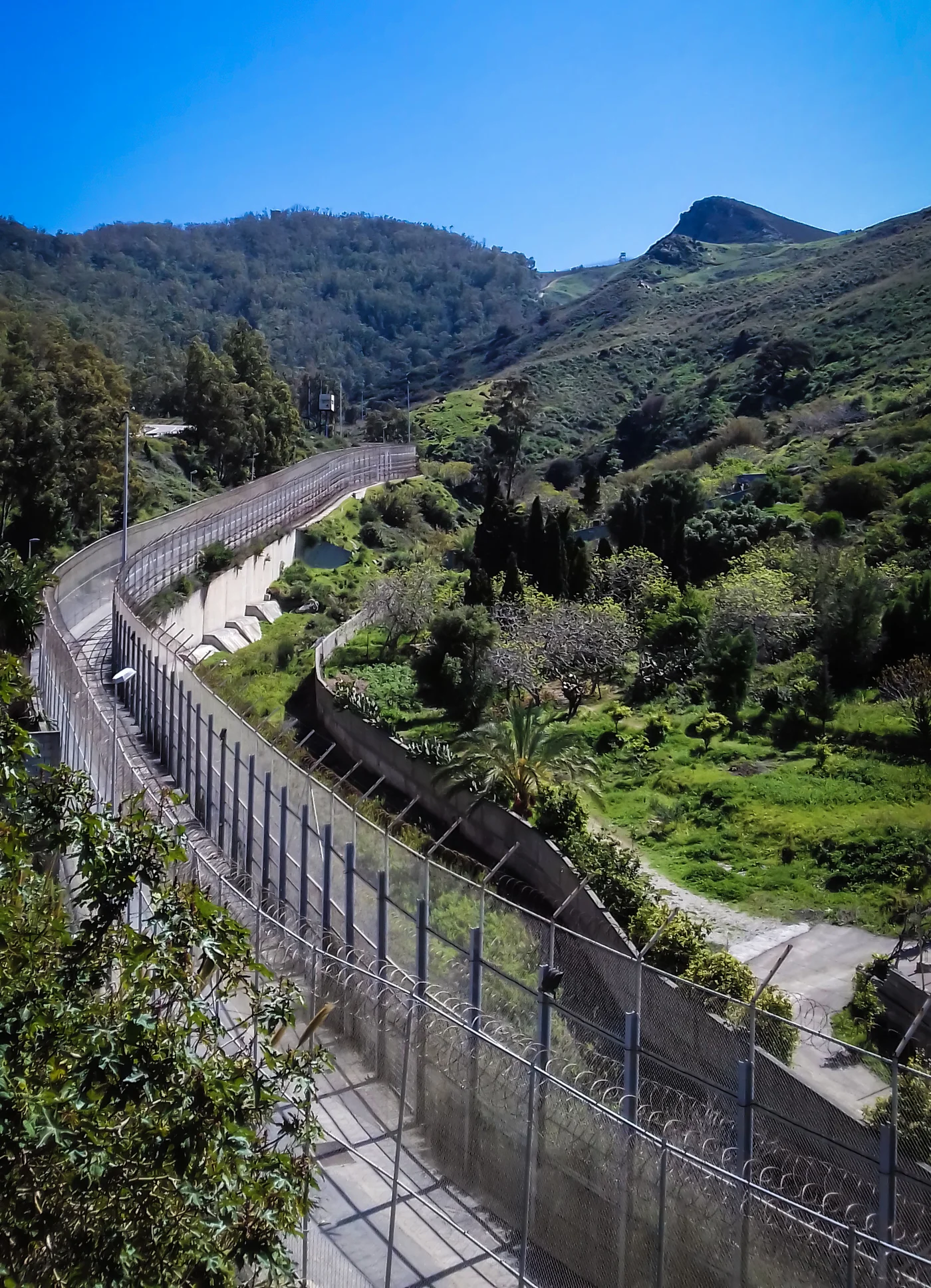 La cloture frontaliere entre le Maroc et l'enclave espagnole de Ceuta