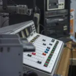 Studio de radio avec micro et table de mixage