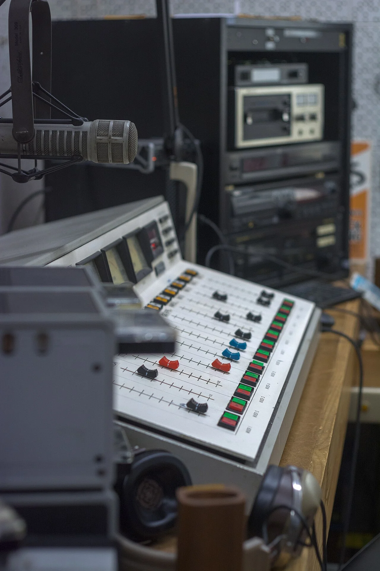 Studio de radio avec micro et table de mixage