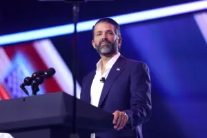 Lire la suite à propos de l’article États-unis : Trump Jr devrait remboureser la note du mariage réglée à l’homme d’affaires russe