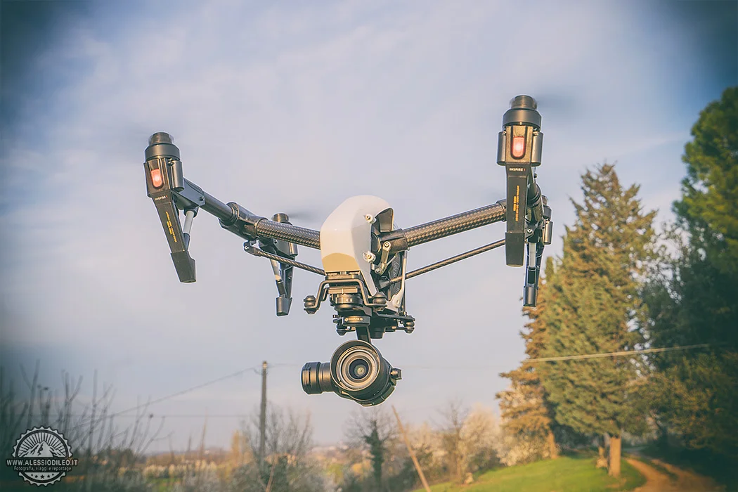 Un drone quadricoptere de fabrication chinoise en vol