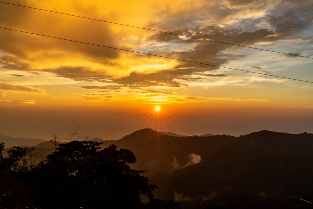 Chaîne de montagnes en Colombie au coucher du soleil