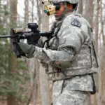 Soldat americain equipe de jumelles de vision nocturne, illustration du marche des systemes optroniques militaires
