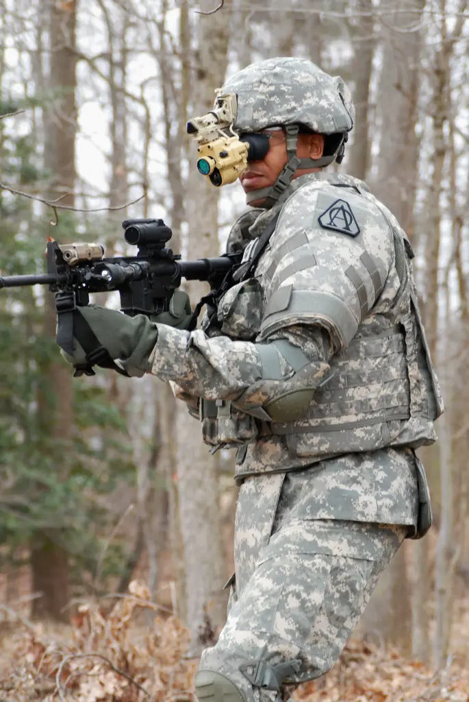 Soldat americain equipe de jumelles de vision nocturne, illustration du marche des systemes optroniques militaires