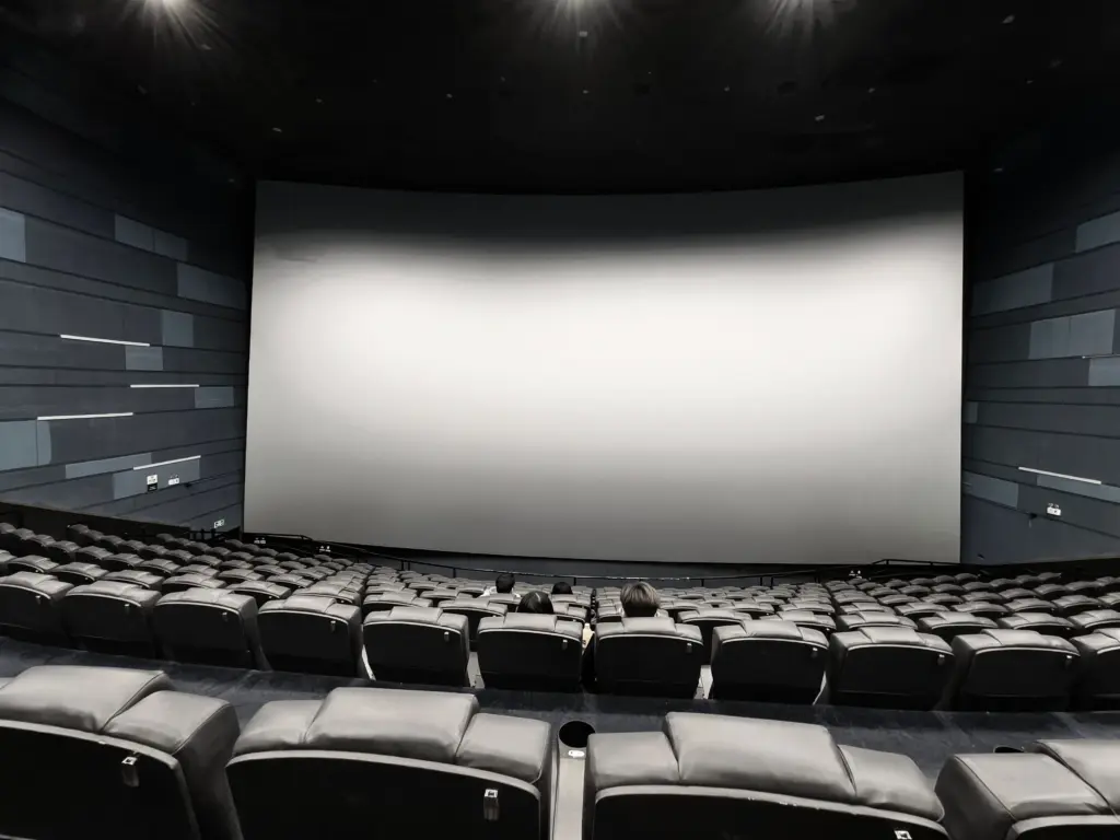 Salle de cinéma vide avec écran, illustration de la filière de l image