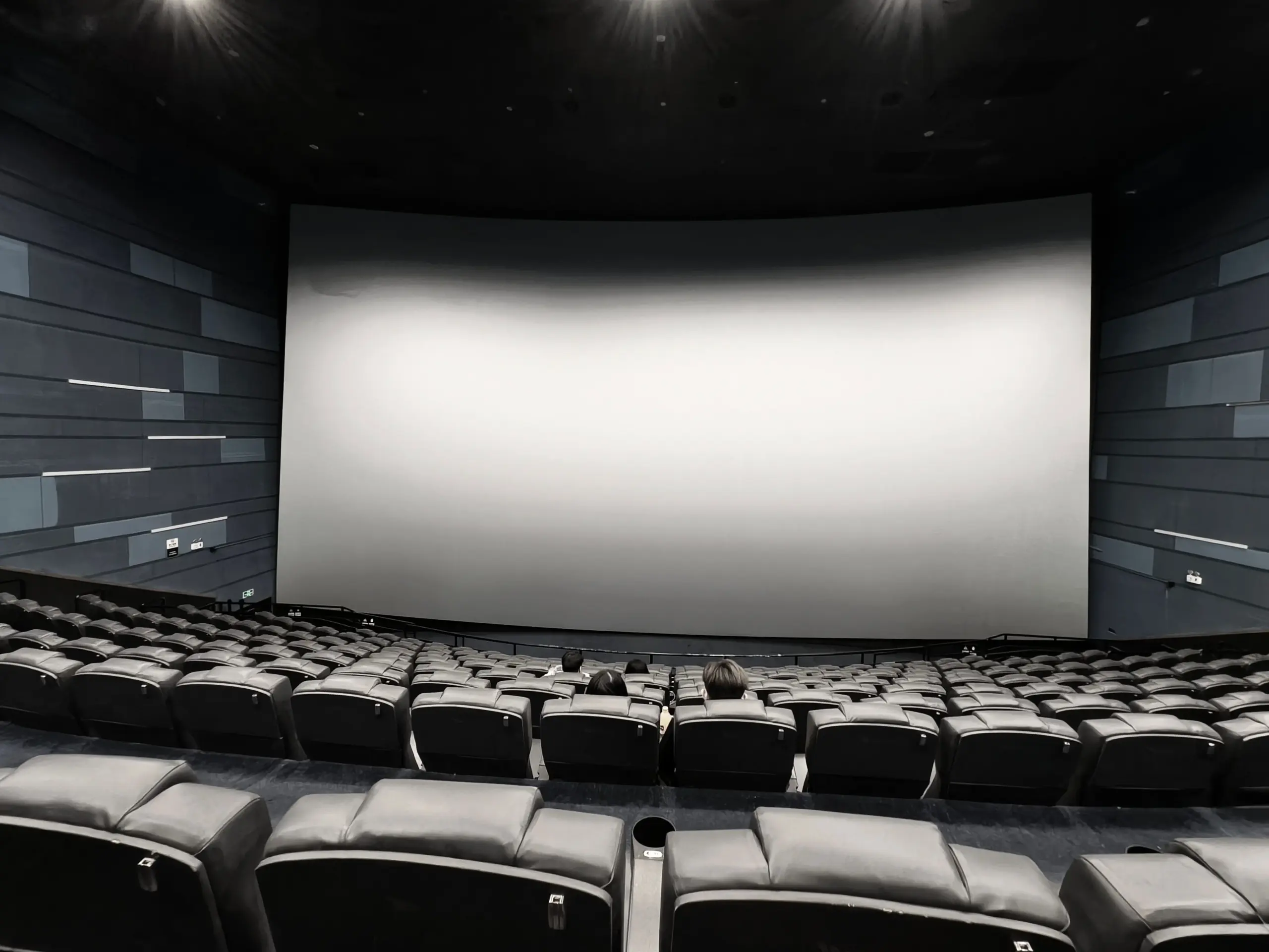 Salle de cinéma vide avec écran, illustration de la filière de l image