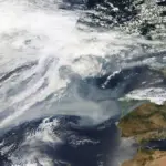 Panache de fumée de feux de forêt traversant l'Atlantique et atteignant l'Europe, image satellite MODIS de la NASA