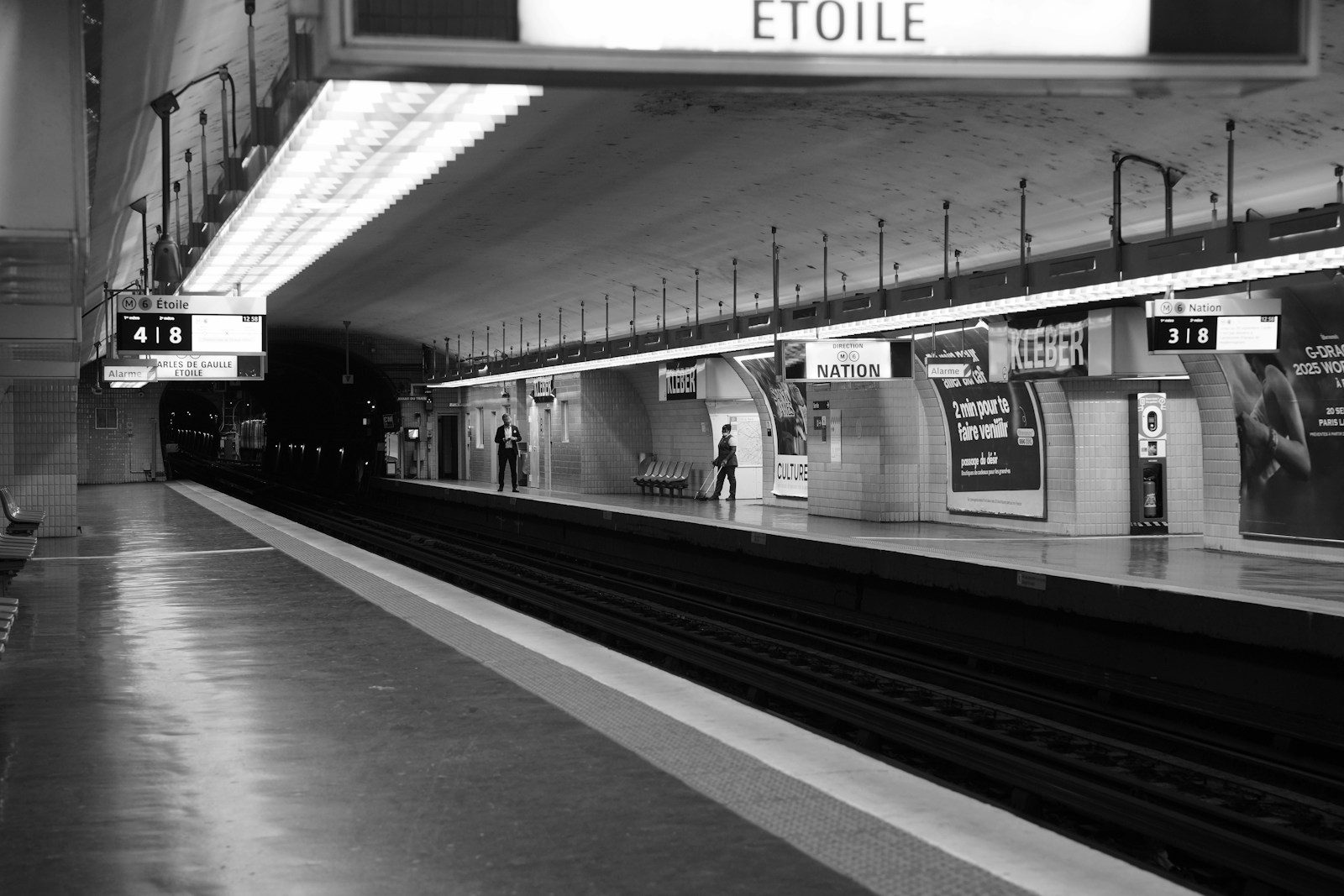 Quai de gare vide de nuit, lieu d'une arrestation pour trafic d'armes