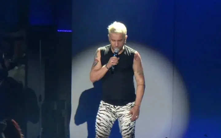 Le chanteur grec Giorgos Mazonakis en concert sur scene