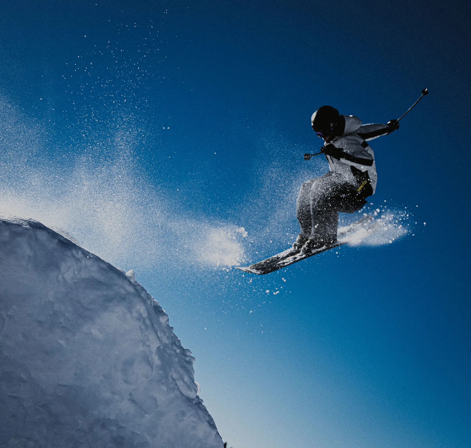 Skieur réalisant un saut acrobatique au Grand-Bornand