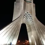 La tour Azadi a Teheran, en Iran, de nuit
