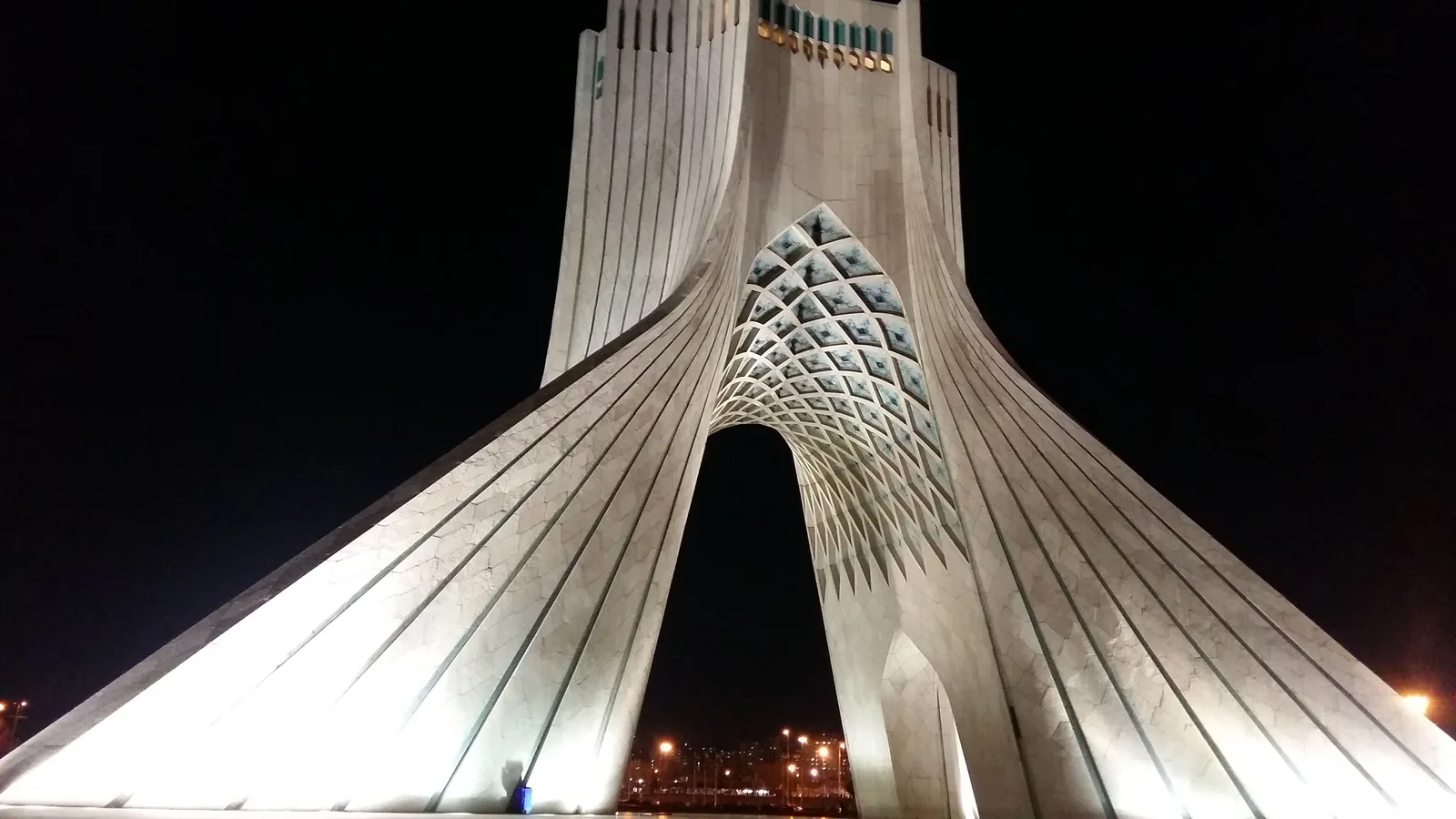 La tour Azadi a Teheran, en Iran, de nuit